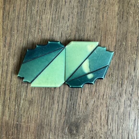 True Vintage Green Art Deco Carved Ombre‎ Bakelite Brass Clasp Belt Buckle - Picture 1 of 6